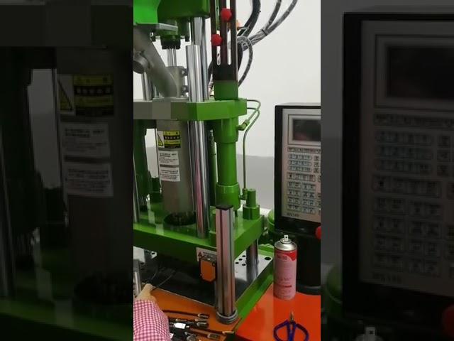Mesin Injection Molding Plastik Vertikal Otomatis 450ST untuk Produksi Charger & Komponen Elektronik