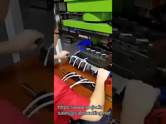 Mesin Injection Molding Clamp Vertikal Horizontal untuk Pembuatan Colokan AC DC dan Komponen Plastik Elektronik